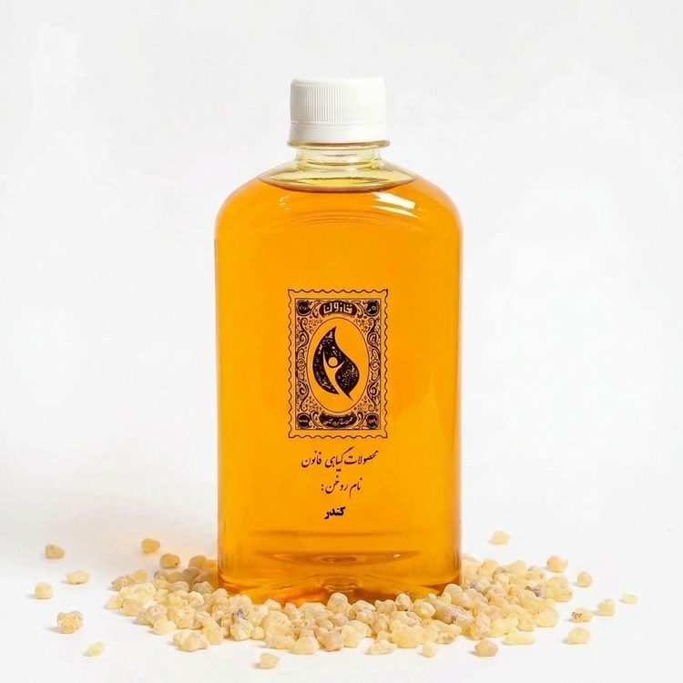 بطری شیشهای روغن کندر اصل قانون ۲۵۰ میلی لیتری زرد رنگ به همراه دانههای صمغ کندر روی زمینه روشن برای پوست و مو
